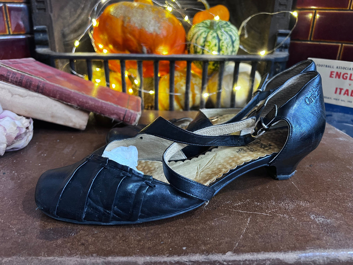 1970s Black Leather Mary Jane Shoes: Cut-Out Pleated Block Heel (UK 6.5)
