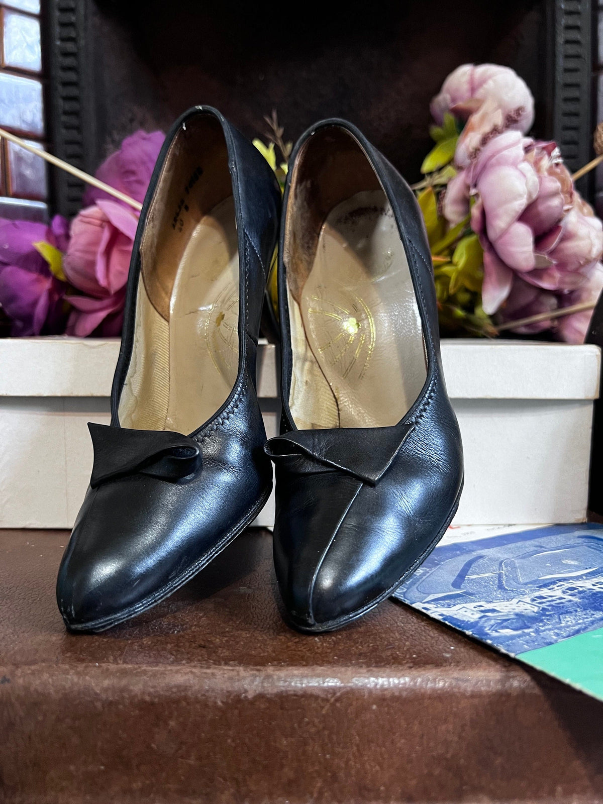 Vintage 1970s Gold Cross Black Leather Court Shoes – Pointed Toe Heels (Original Box)