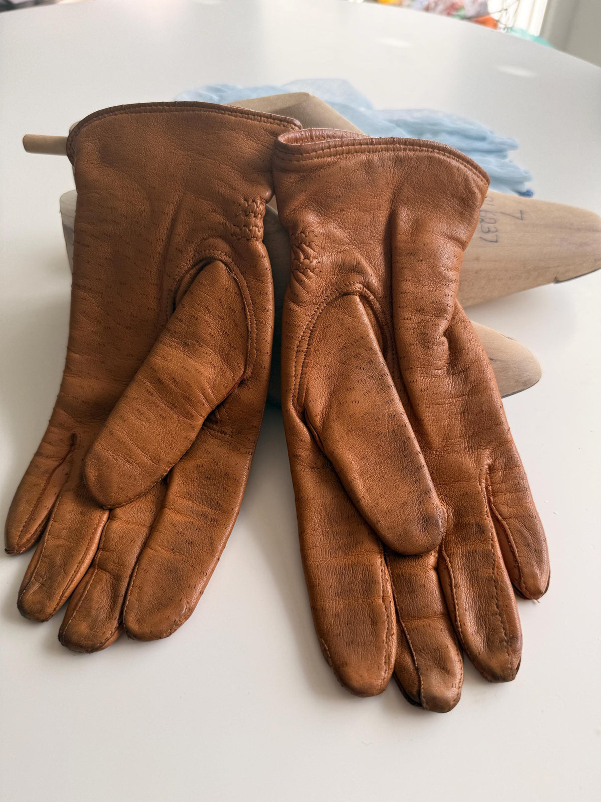 Vintage Tan Leather Gloves with Gathered Wrists and Fleecy Lining