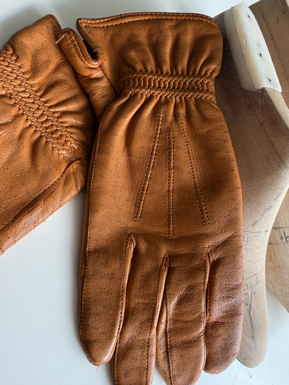 Vintage Tan Leather Gloves with Gathered Wrists and Fleecy Lining