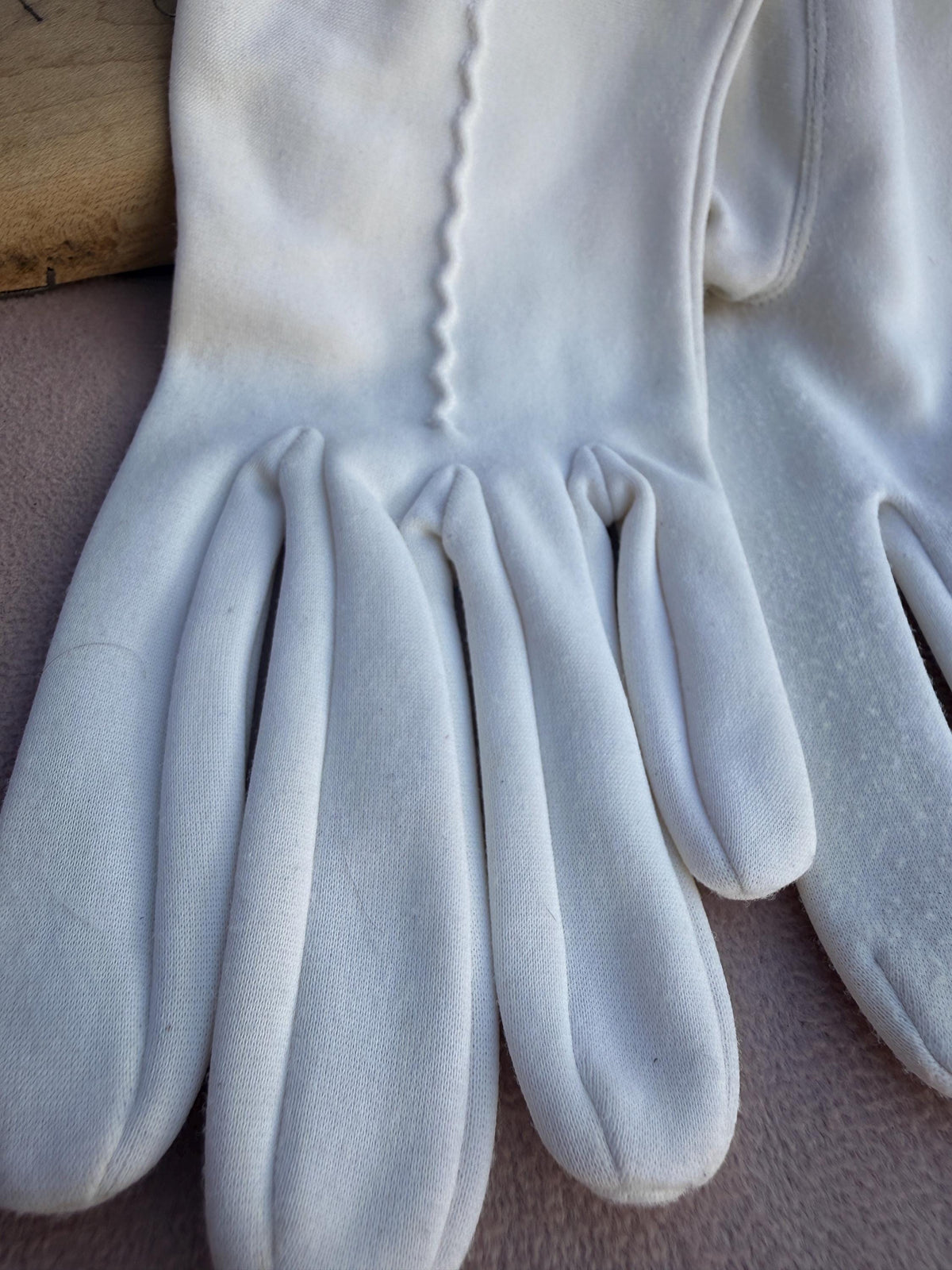 Vintage White Fabric Gloves with Wavy Embroidery – Short Bridal Wedding Accessories
