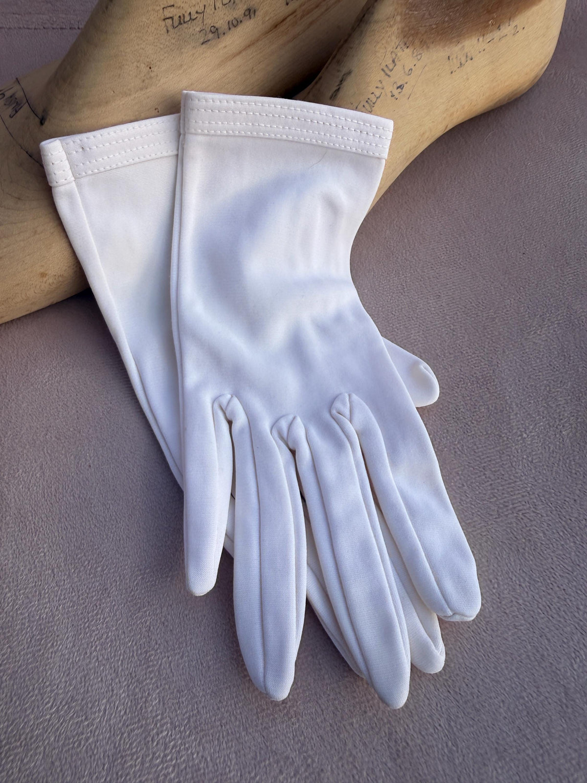 Vintage White Fabric Gloves with Stitched Cuffs – Classic Short Bridal Occasion Accessories