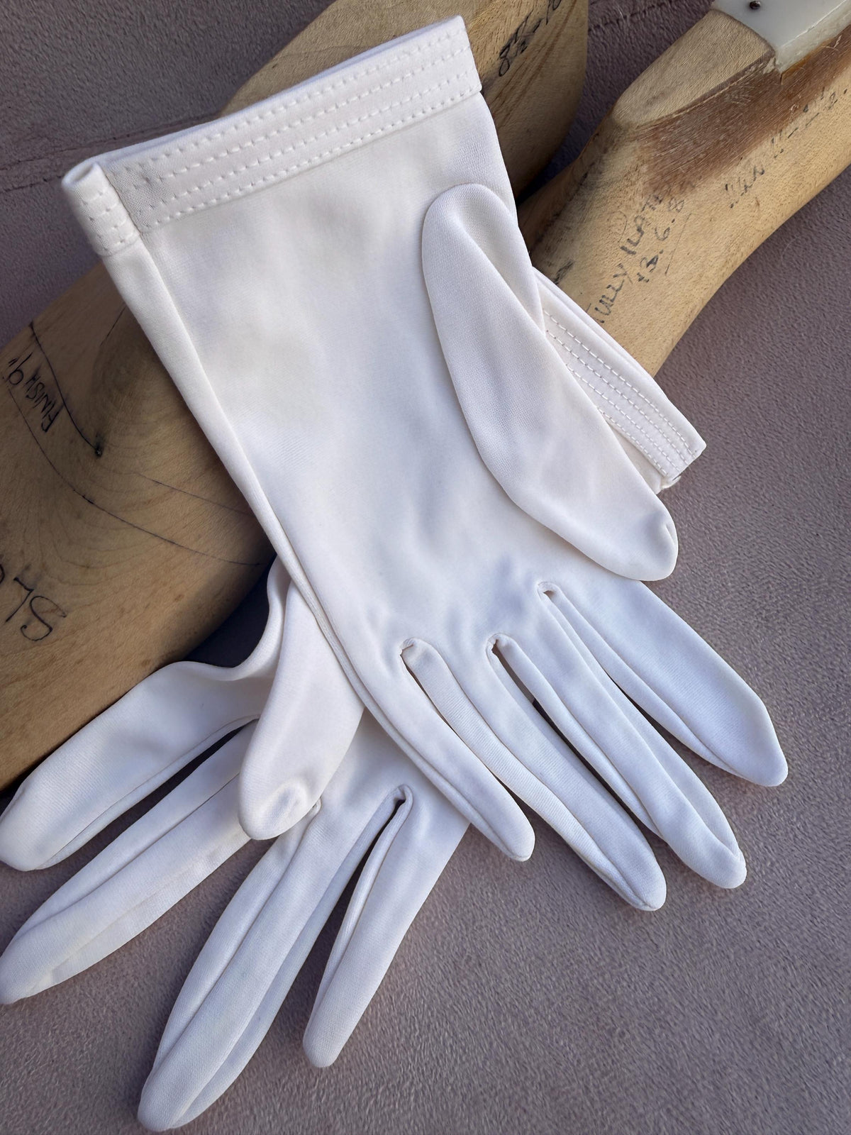Vintage White Fabric Gloves with Stitched Cuffs – Classic Short Bridal Occasion Accessories