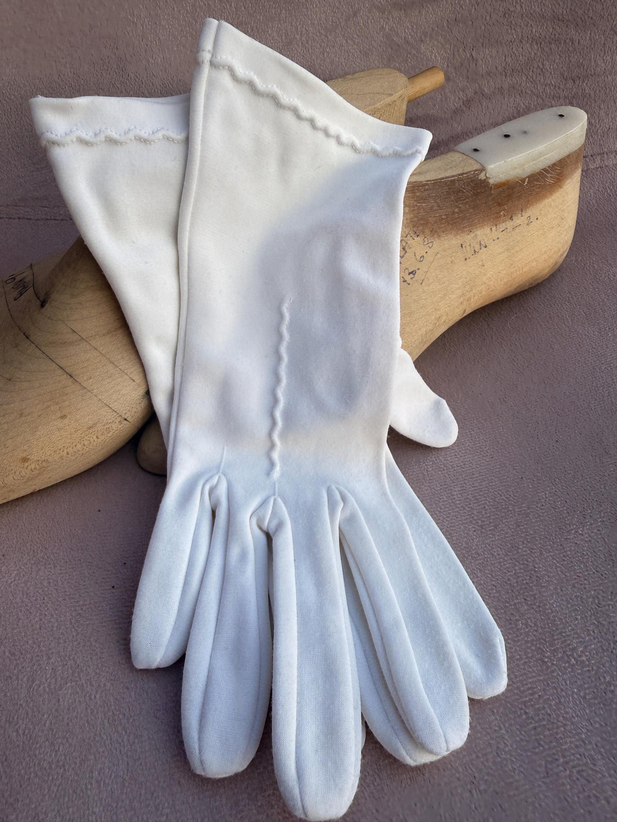 Vintage White Fabric Gloves with Wavy Embroidery – Short Bridal Wedding Accessories