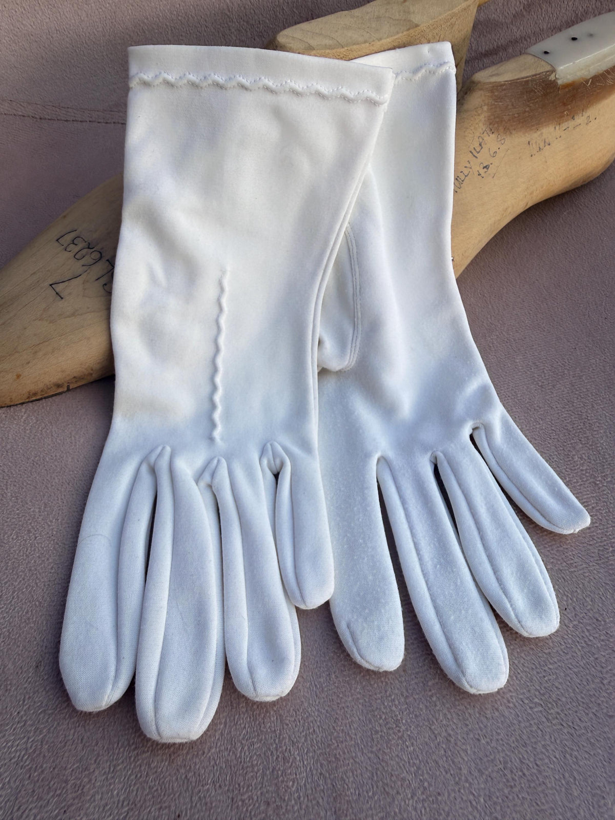 Vintage White Fabric Gloves with Wavy Embroidery – Short Bridal Wedding Accessories