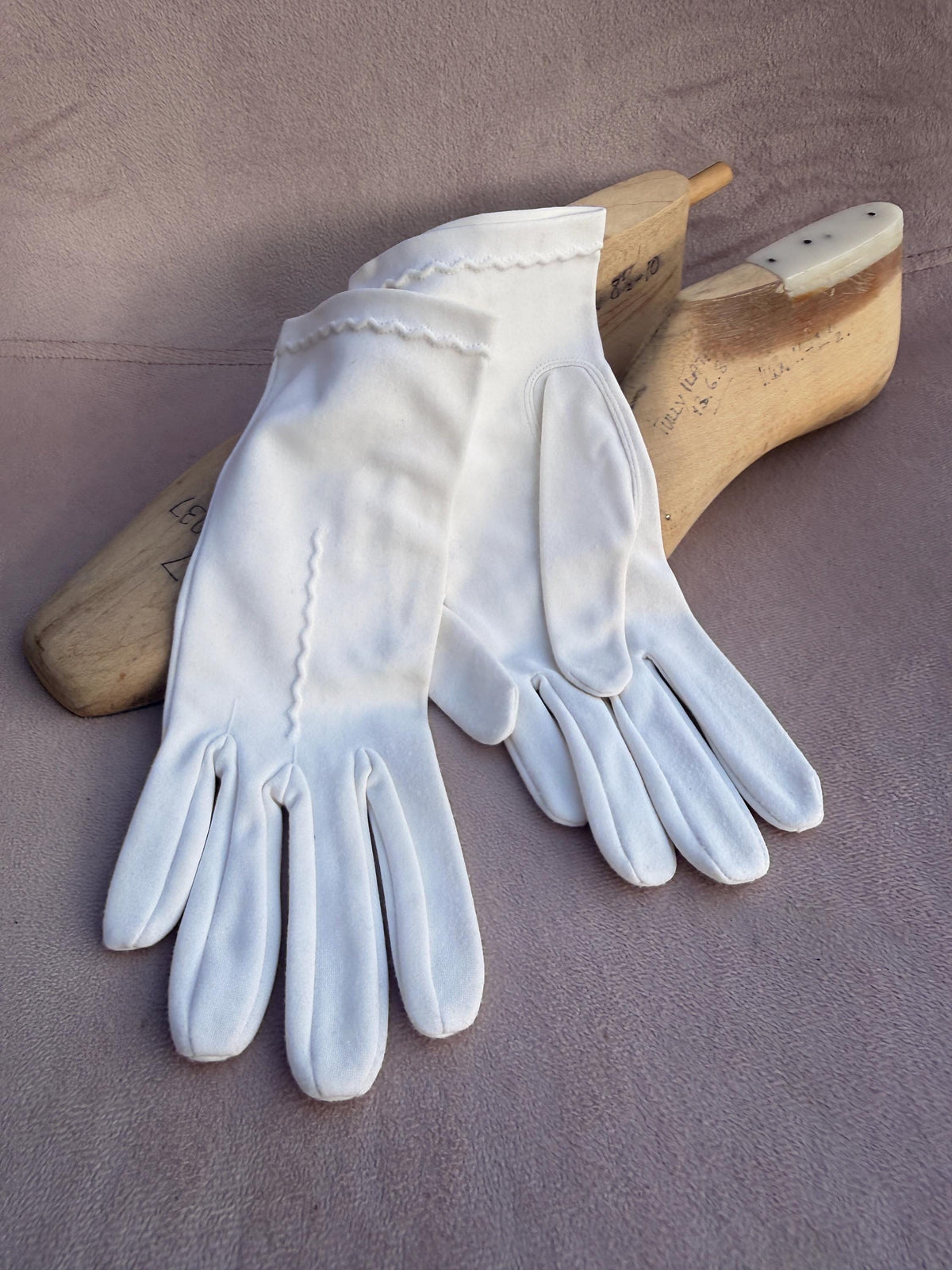 Vintage White Fabric Gloves with Wavy Embroidery – Short Bridal Wedding Accessories