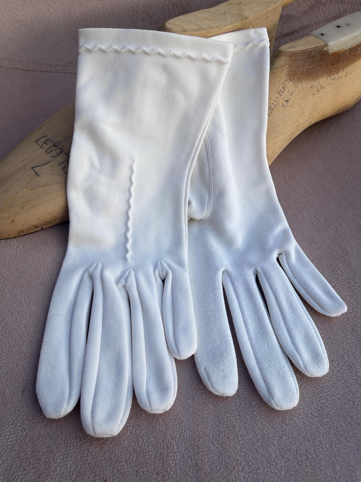 Vintage White Fabric Gloves with Wavy Embroidery – Short Bridal Wedding Accessories