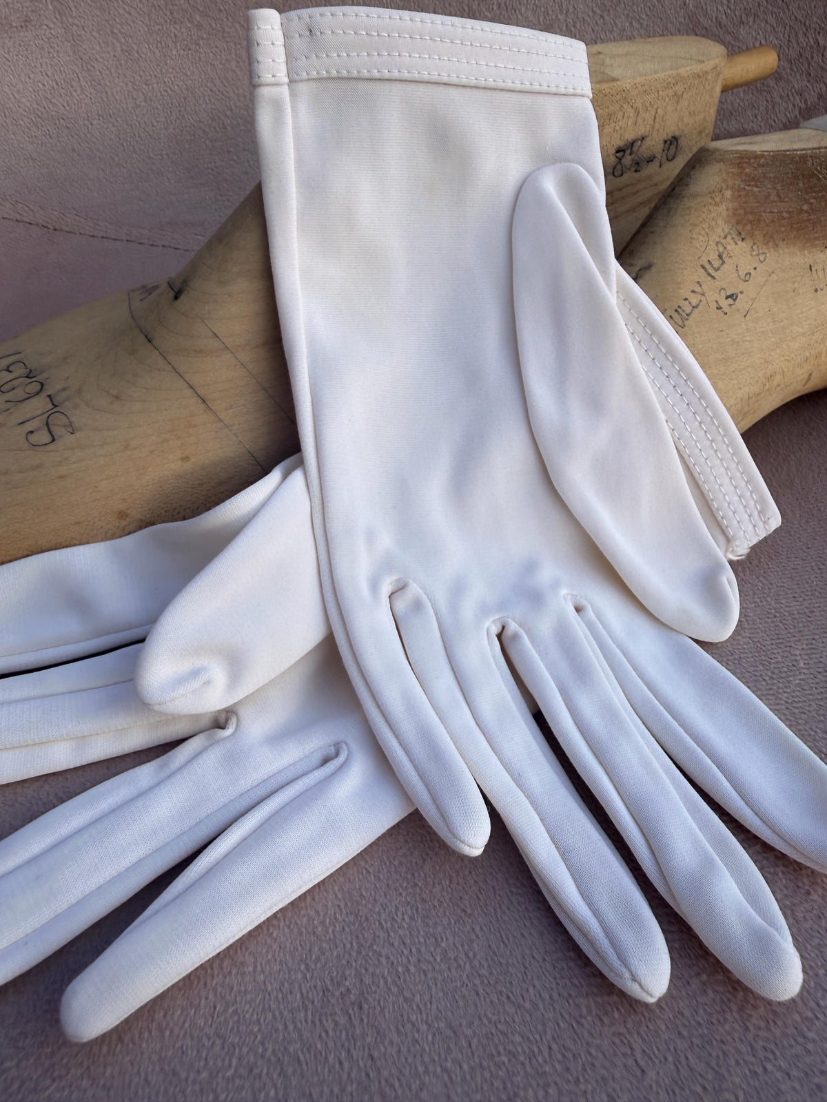 Vintage White Fabric Gloves with Stitched Cuffs – Classic Short Bridal Occasion Accessories