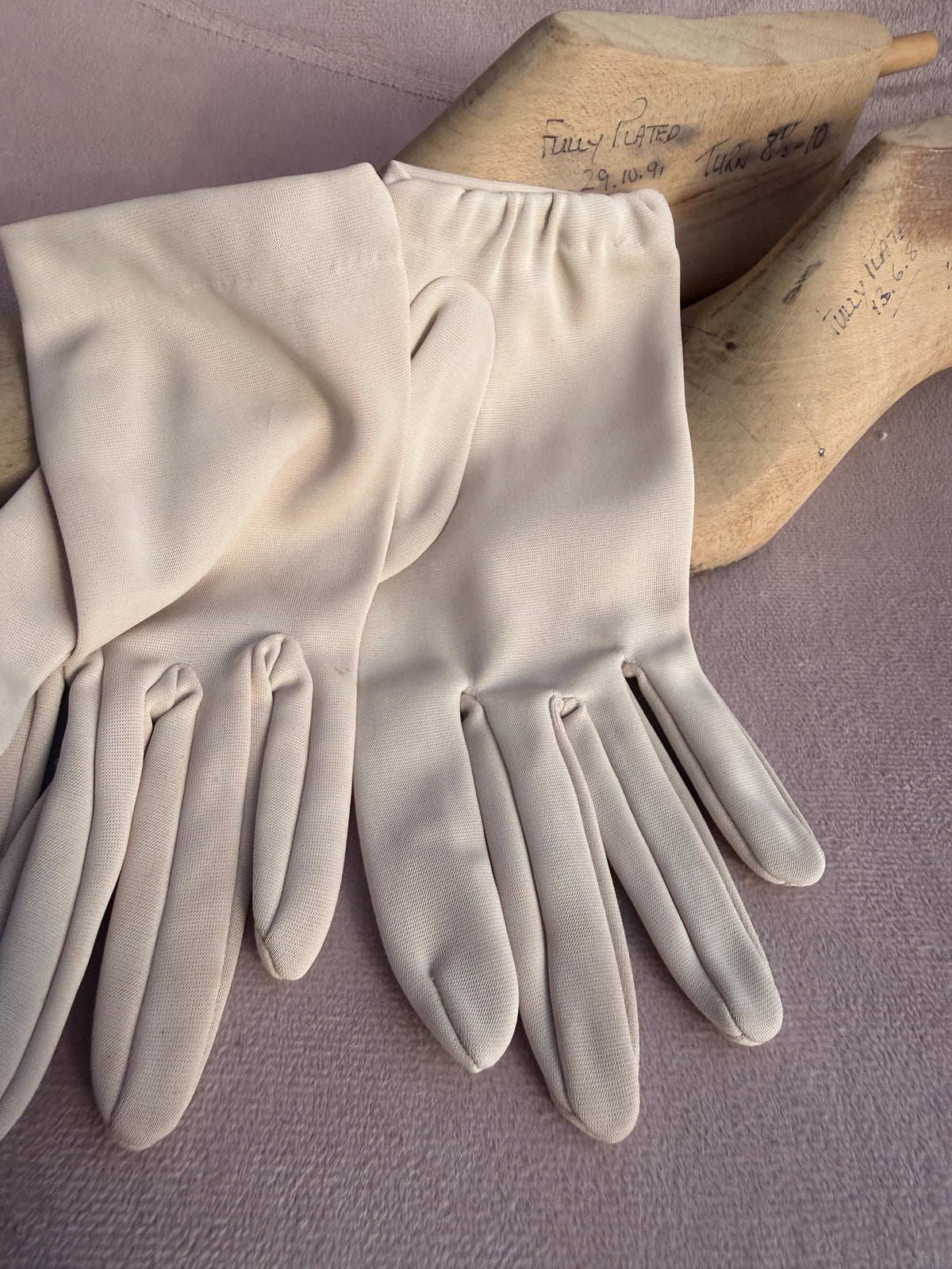 Vintage Cream Fabric Gloves – Classic Short Bridal Wedding Occasion Accessories