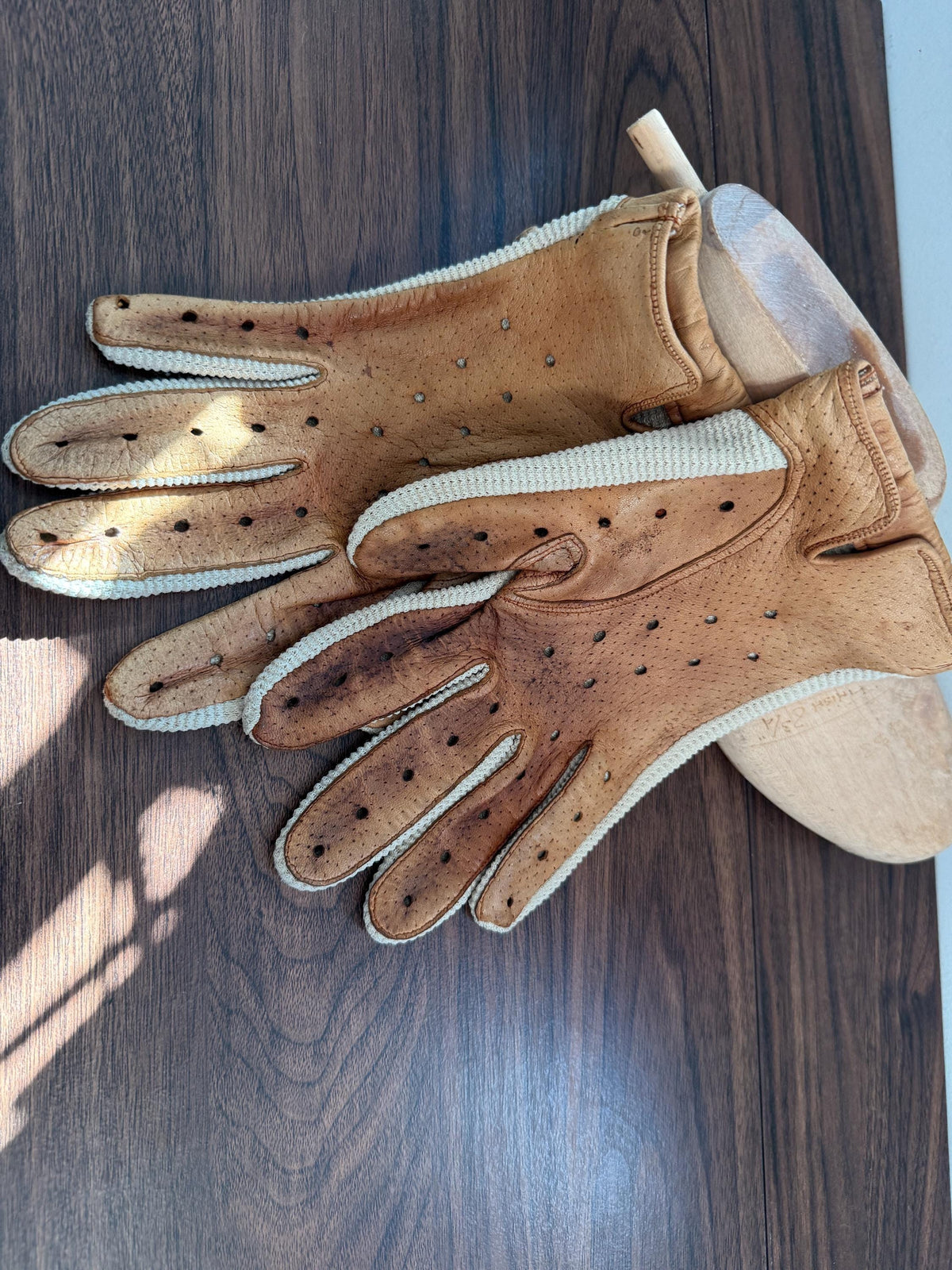 Vintage 1950s Crochet & Leather Driving Gloves – Cream Crochet with Tan Leather – Classic Motoring Gloves – Unlined