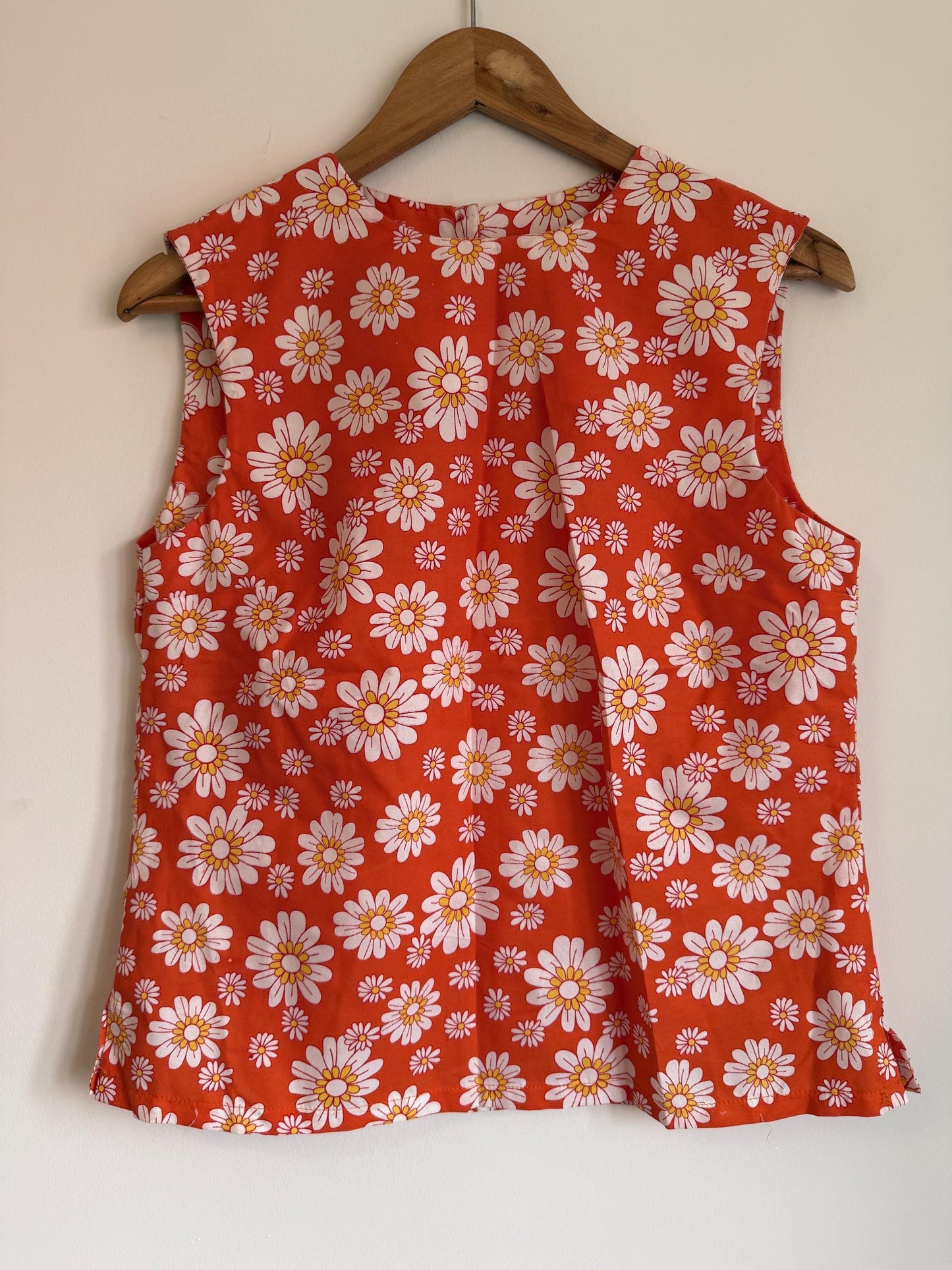 Vintage 70s Daisy Print Sleeveless Top | Orange Floral Retro Blouse UK 8-10