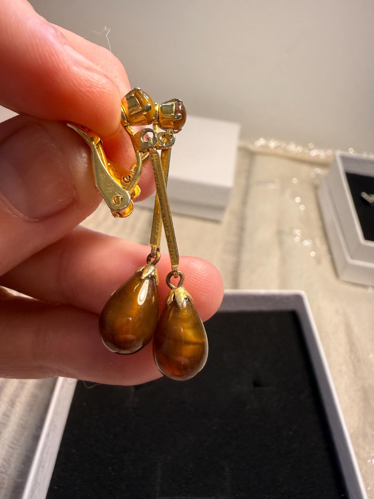 Vintage Amber Brown Drop Earrings Gold Tone Long Dangle Costume Jewellery clip on