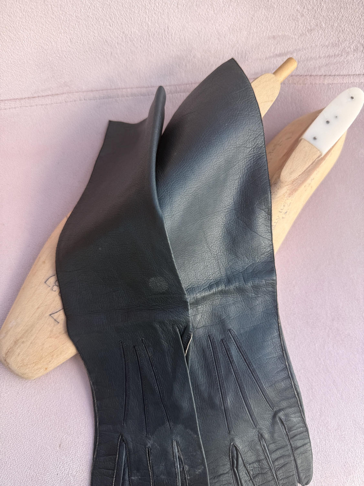Vintage Dark Blue Leather Gauntlet Gloves with Long Flared Cuffs – Contrast Stitching