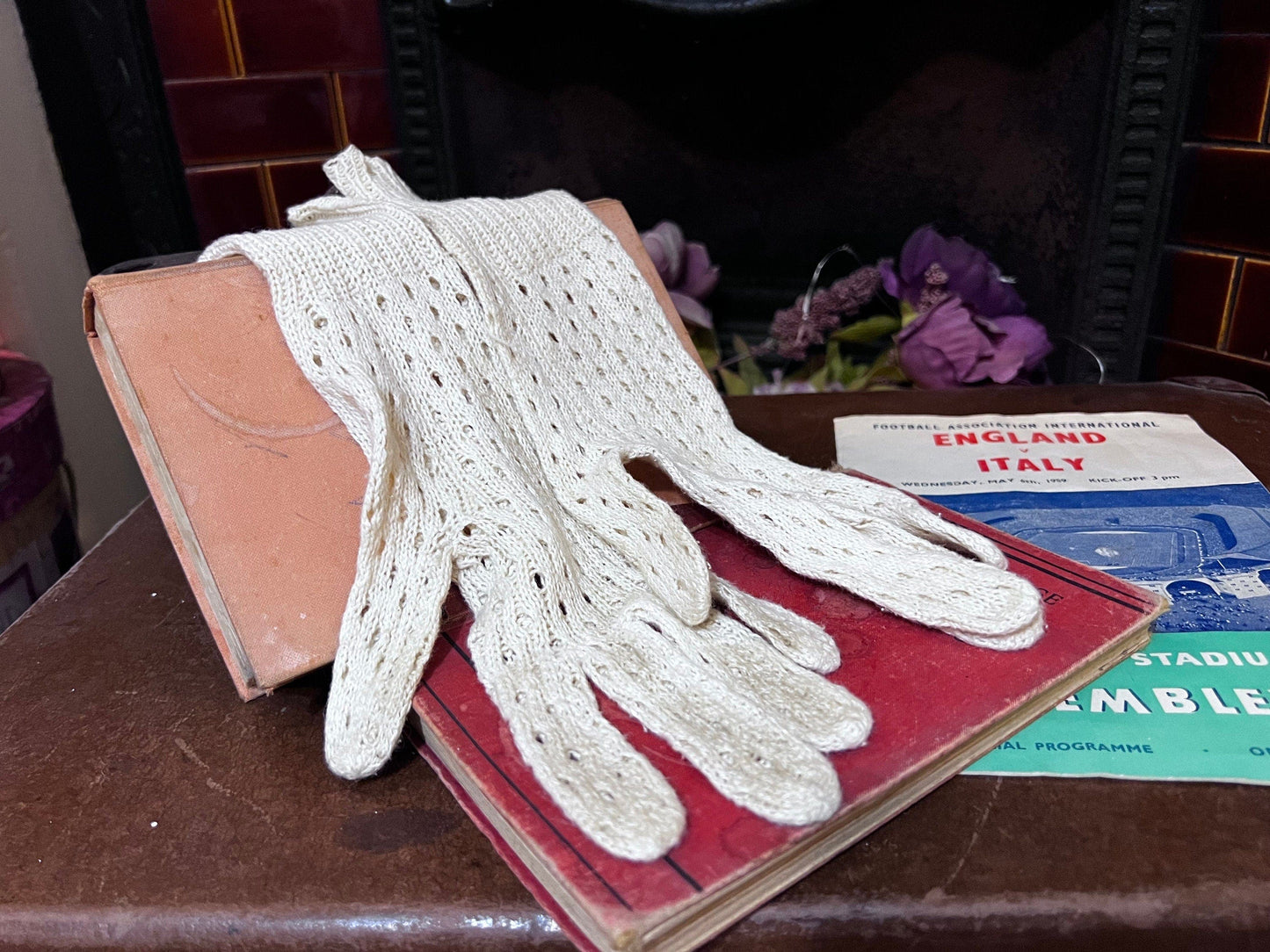 Vintage Ladies cream Stretch crochet Gloves - lace Style cream Gloves - Size Small Gloves, Ladies Gloves, cream Gloves, lace gloves