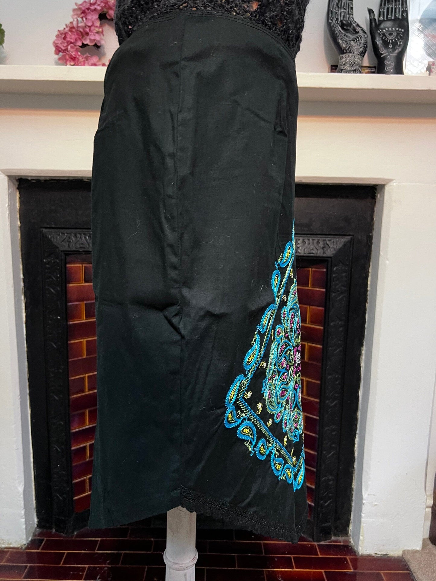 Vintage 1990s Black Embroidered stretch Pencil Skirt Knee Length UK Size 10 - 90s Fashion Stretch Mini Skirt Black