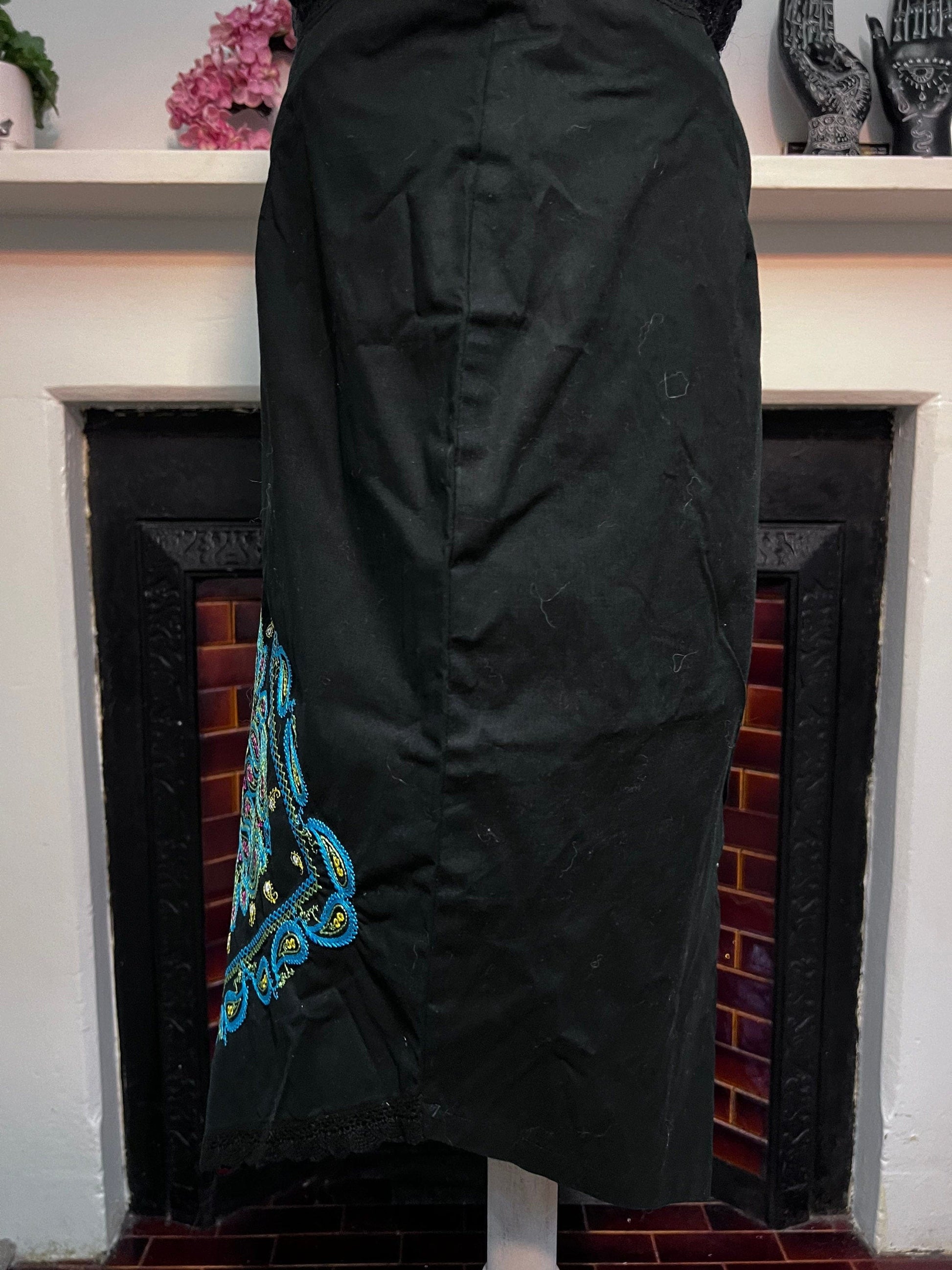 Vintage 1990s Black Embroidered stretch Pencil Skirt Knee Length UK Size 10 - 90s Fashion Stretch Mini Skirt Black