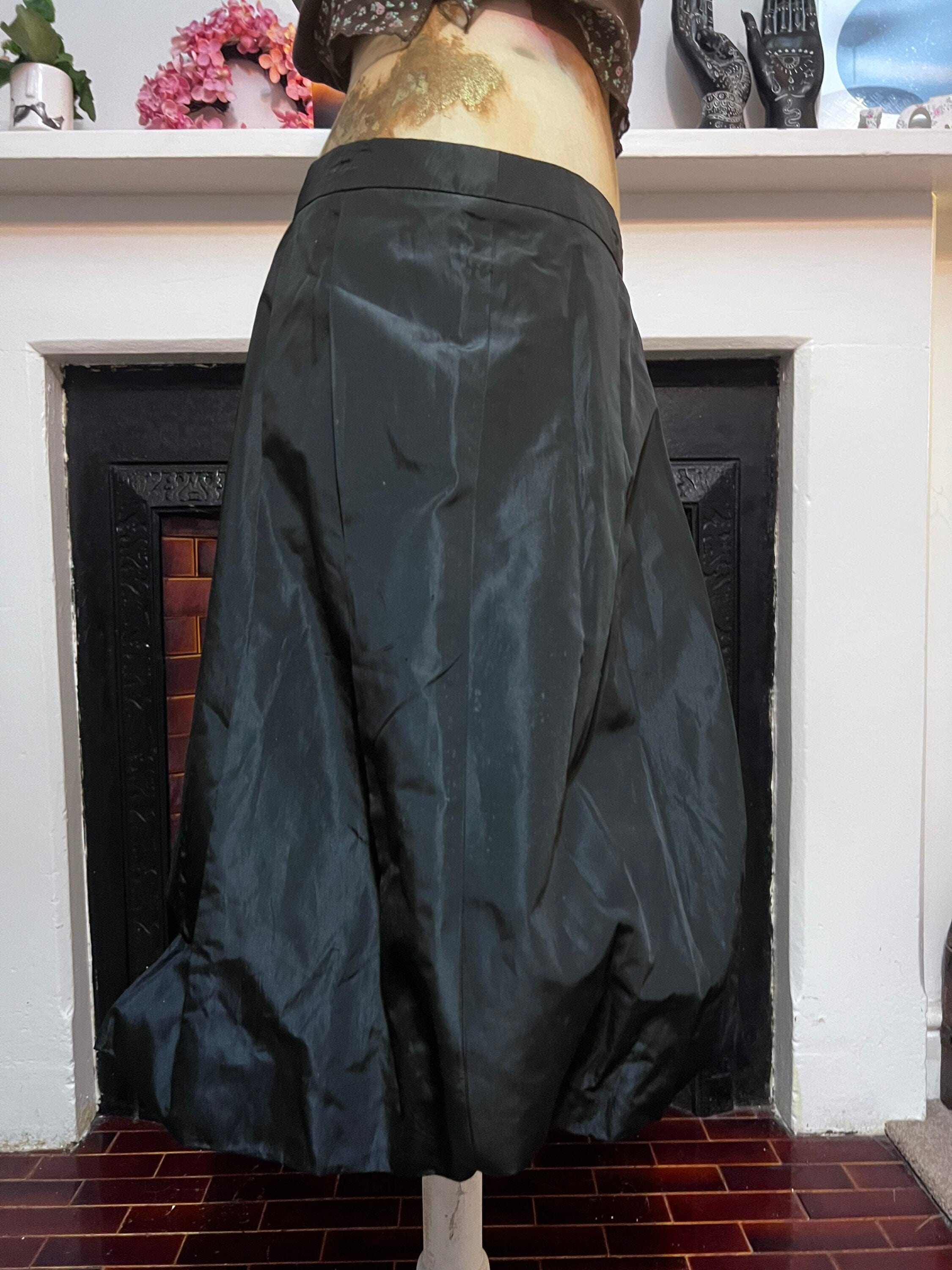 Vintage Black Skirt Bubble Hem pleated Skirt below the knee Black plai