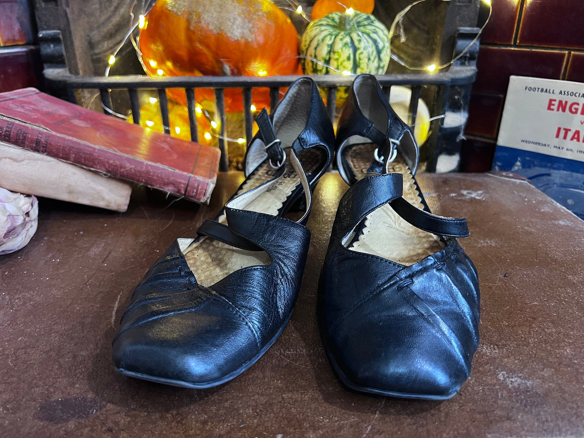 1970s Black Leather Mary Jane Shoes: Cut-Out Pleated Block Heel (UK 6.5)
