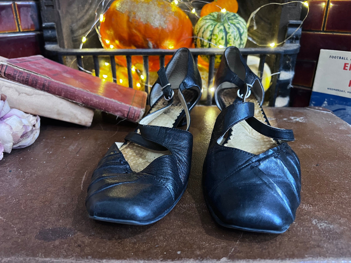 1970s Black Leather Mary Jane Shoes: Cut-Out Pleated Block Heel (UK 6.5)