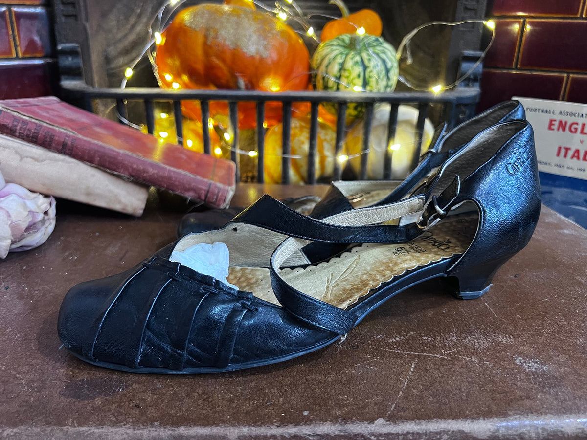 1970s Black Leather Mary Jane Shoes: Cut-Out Pleated Block Heel (UK 6.5)