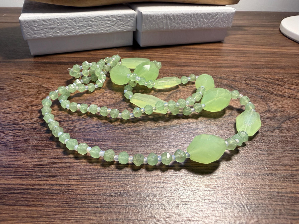 1930s Art Deco Uranium Glass Necklace – Faceted Apple Green Beads, UV Reactive Vintage Jewellery