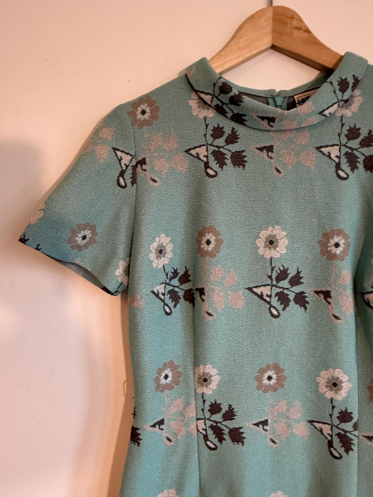 Vintage Ladies Pride Floral Border Print Dress | Sea Green Short Sleeve Shift Dress | 1960s–70s