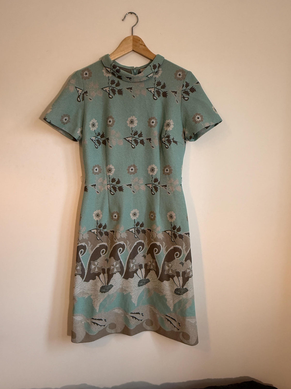 Vintage Ladies Pride Floral Border Print Dress | Sea Green Short Sleeve Shift Dress | 1960s–70s