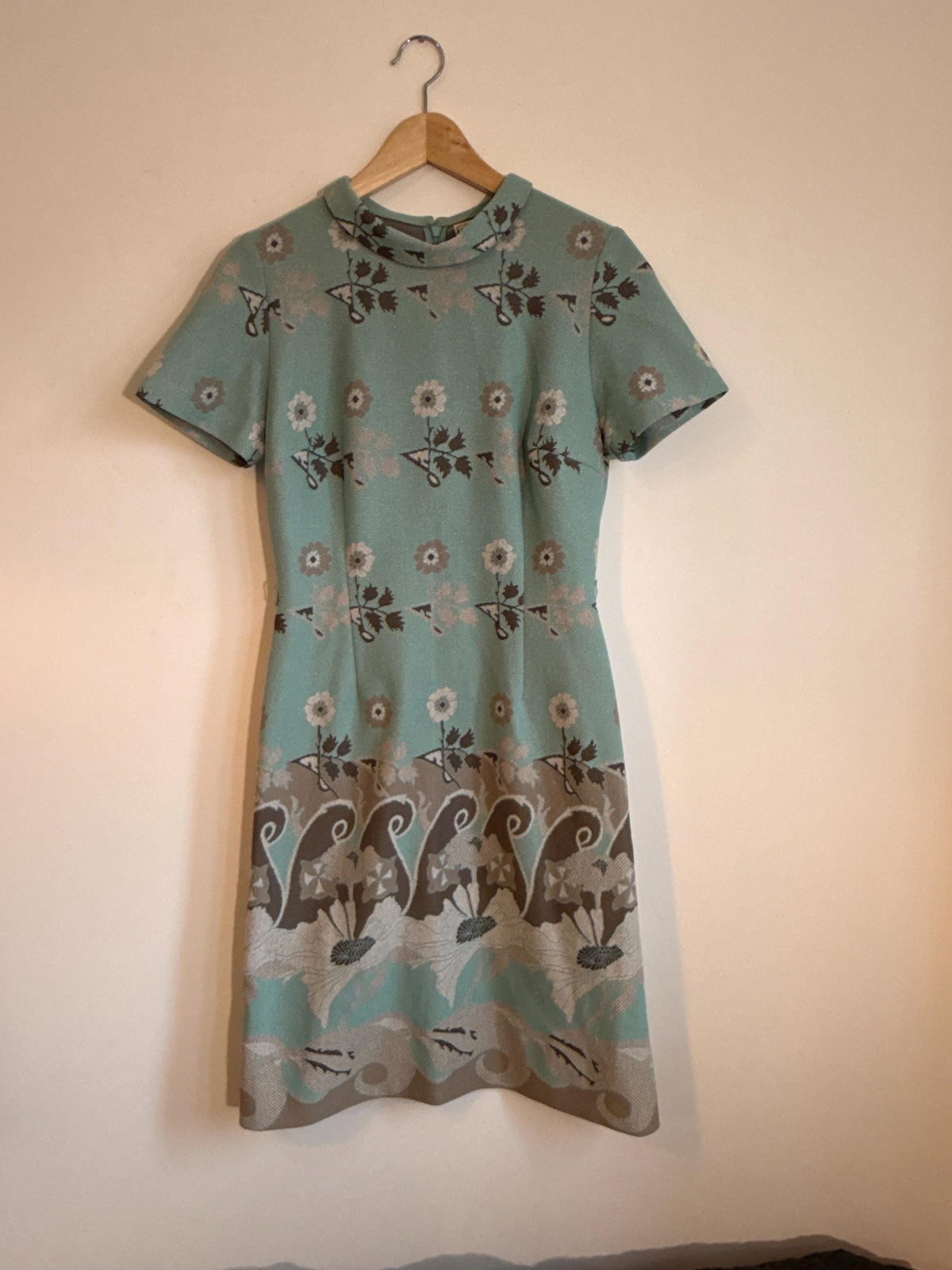 Vintage Ladies Pride Floral Border Print Dress | Sea Green Short Sleeve Shift Dress | 1960s–70s
