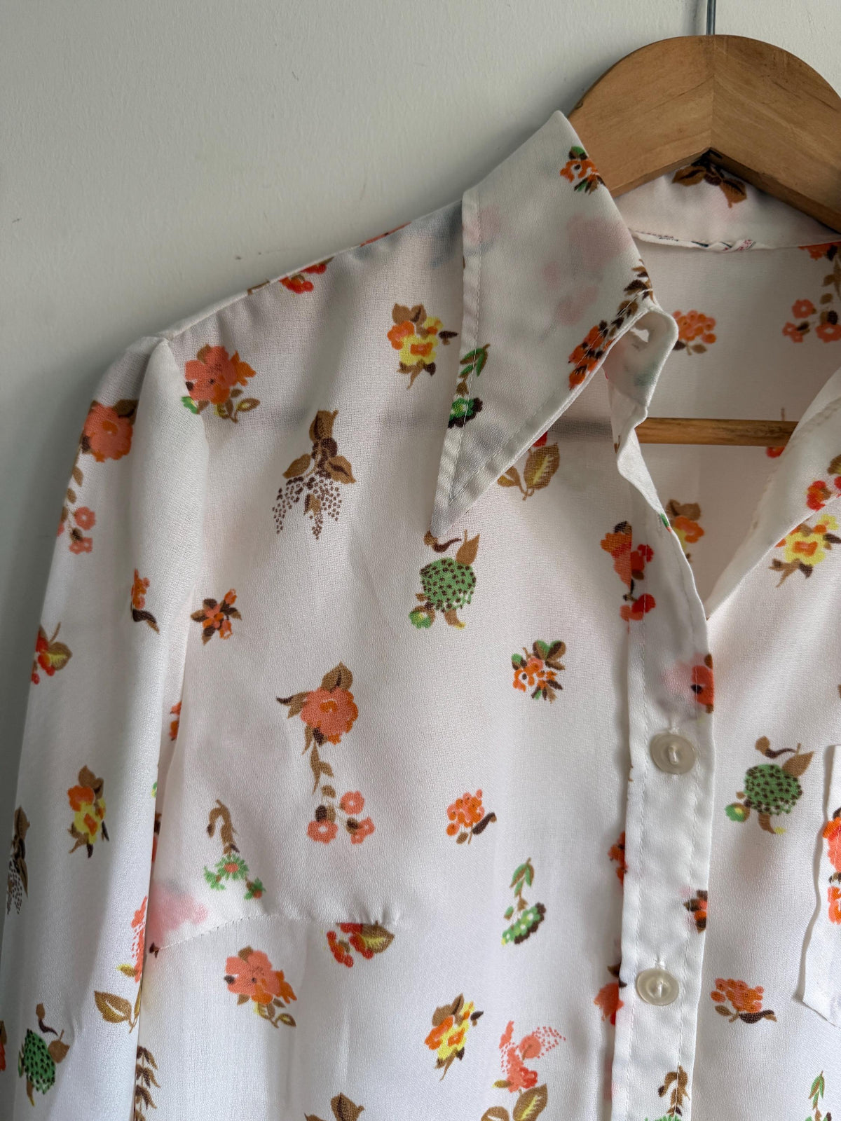 Vintage 1970s Floral Blouse – Cream Button Front Shirt with Orange Flowers and Pointed Collar