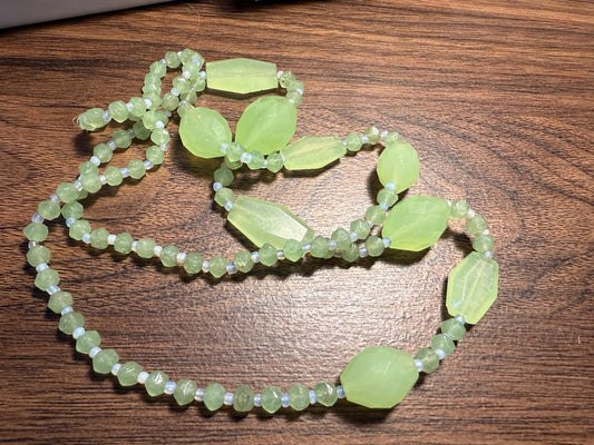1930s Art Deco Uranium Glass Necklace – Faceted Apple Green Beads, UV Reactive Vintage Jewellery
