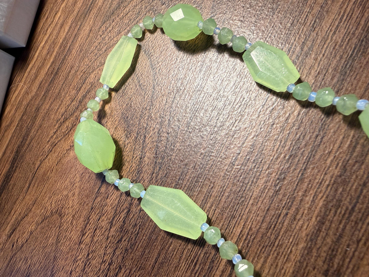 1930s Art Deco Uranium Glass Necklace – Faceted Apple Green Beads, UV Reactive Vintage Jewellery