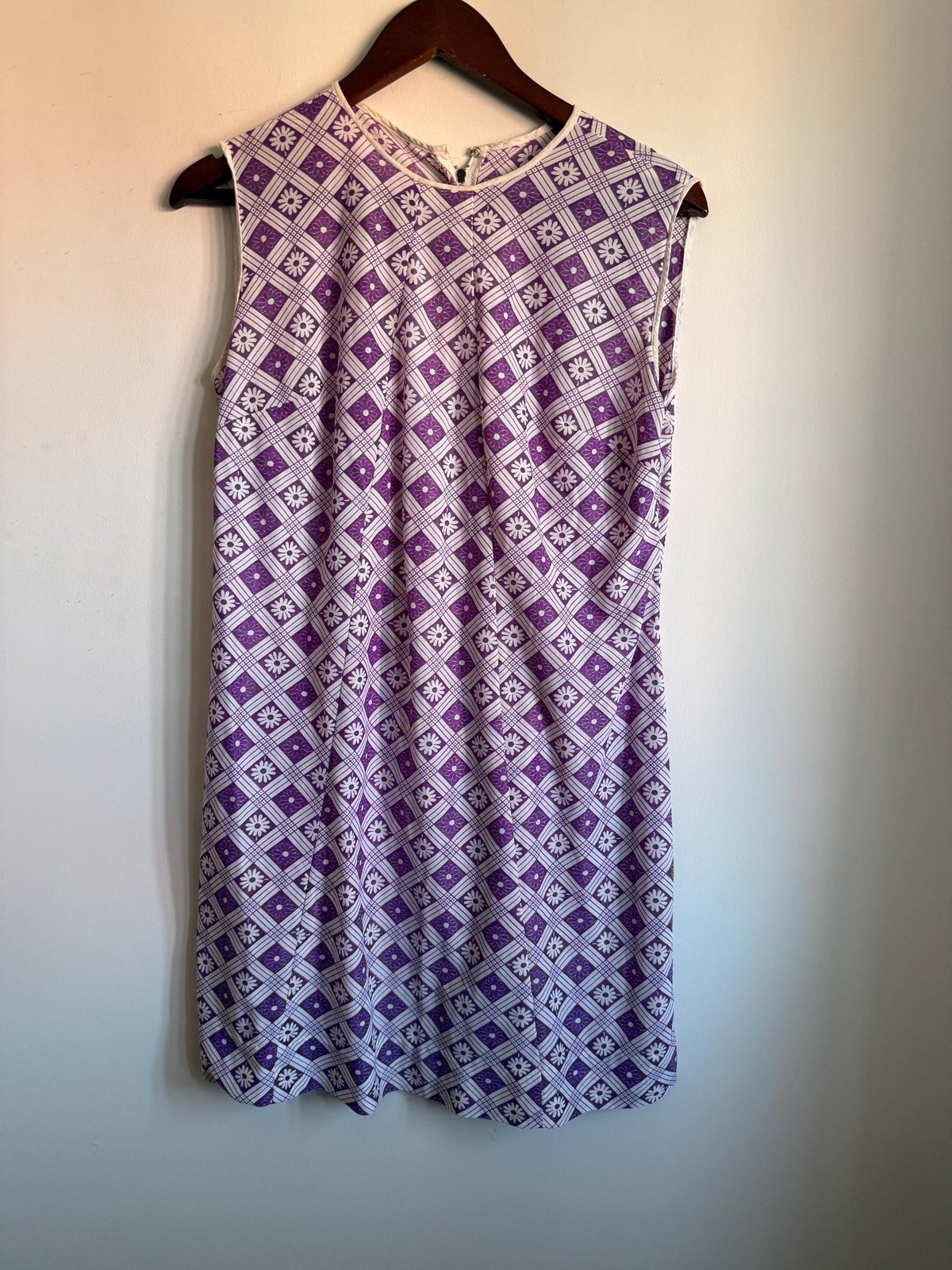 Vintage Purple Daisy Shift Dress, White Floral Check Print, Sleeveless Round Neck Mod Style Summer Dress