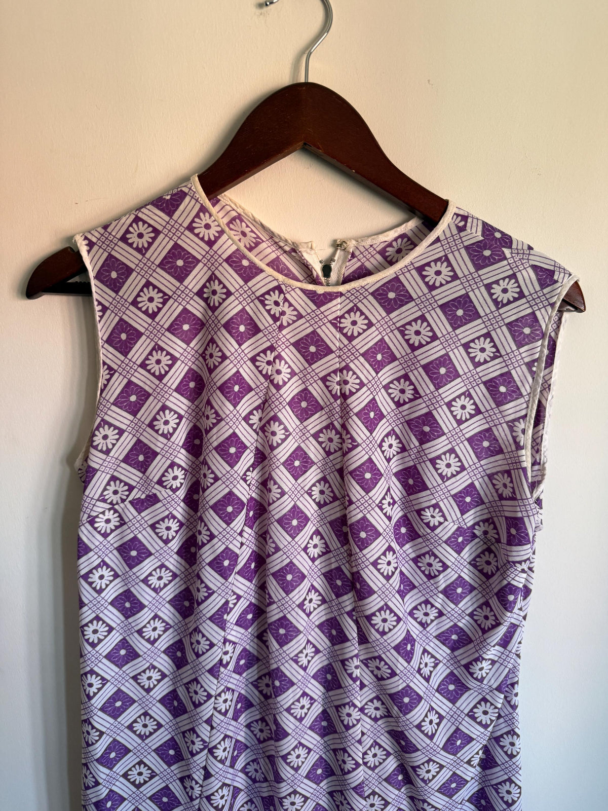 Vintage Purple Daisy Shift Dress, White Floral Check Print, Sleeveless Round Neck Mod Style Summer Dress