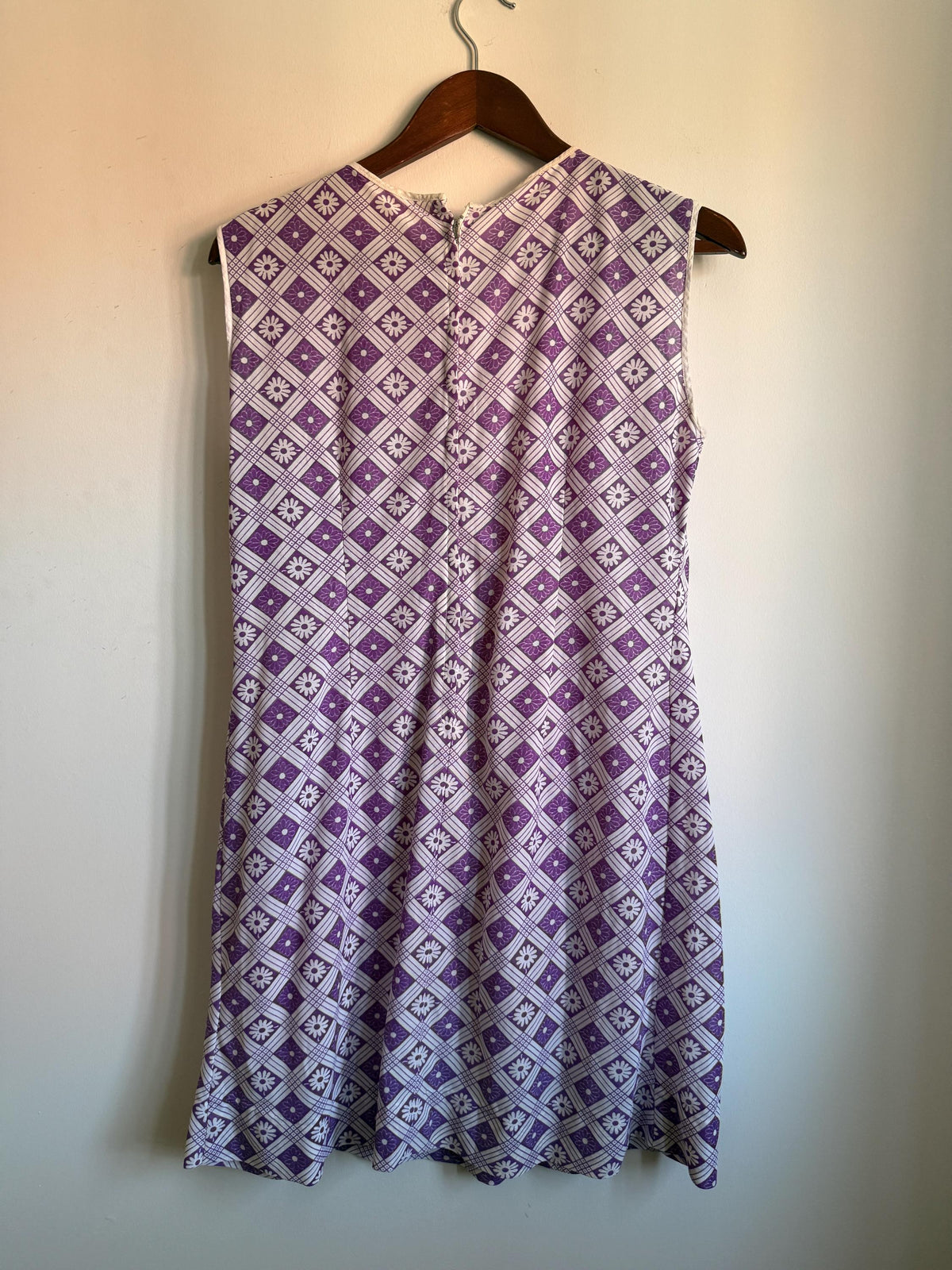 Vintage Purple Daisy Shift Dress, White Floral Check Print, Sleeveless Round Neck Mod Style Summer Dress
