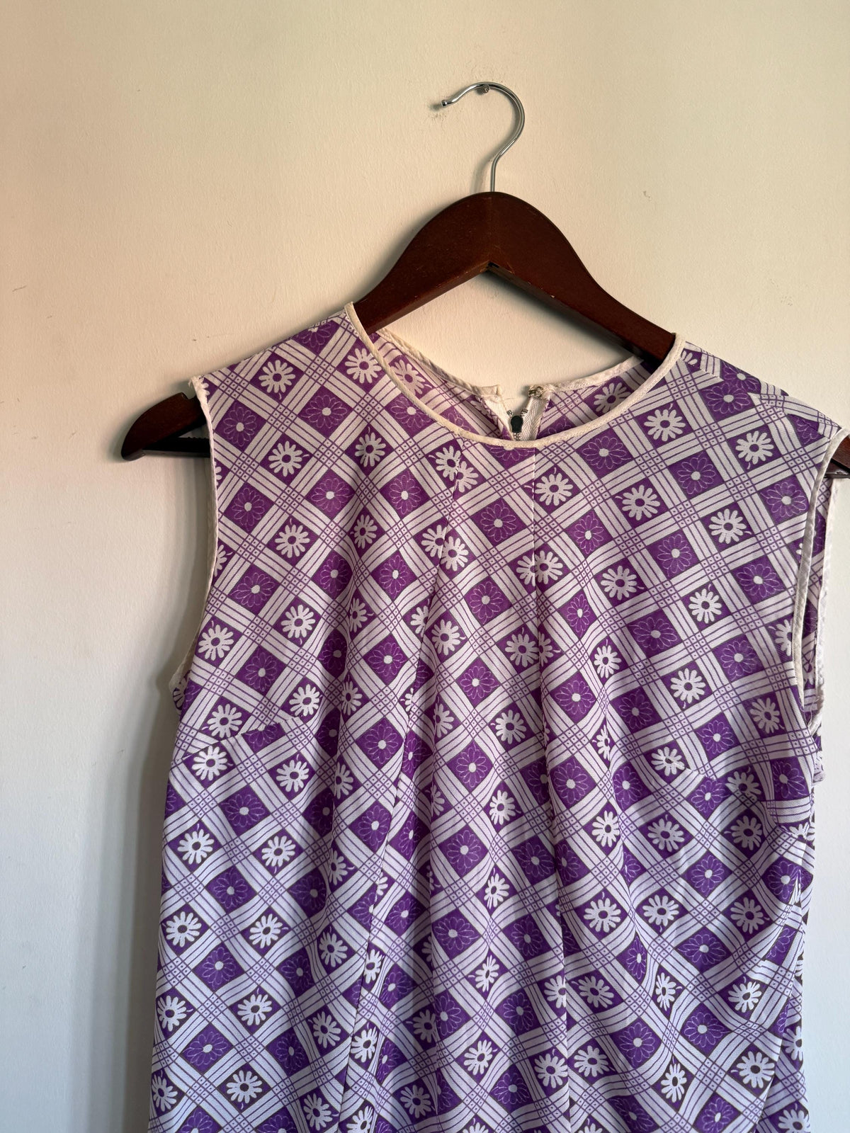 Vintage Purple Daisy Shift Dress, White Floral Check Print, Sleeveless Round Neck Mod Style Summer Dress