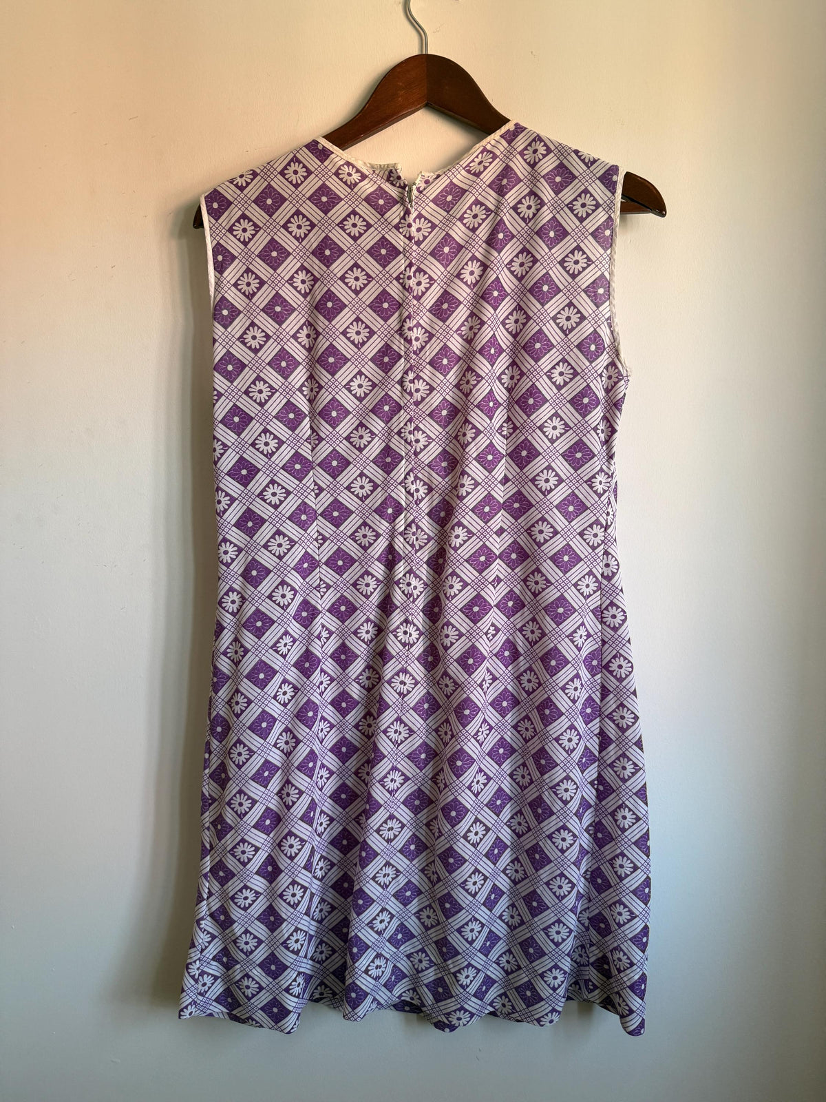 Vintage Purple Daisy Shift Dress, White Floral Check Print, Sleeveless Round Neck Mod Style Summer Dress