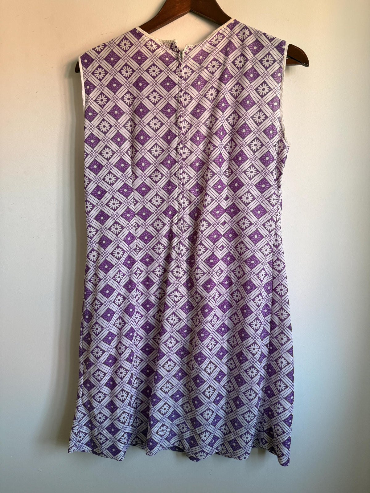 Vintage Purple Daisy Shift Dress, White Floral Check Print, Sleeveless Round Neck Mod Style Summer Dress