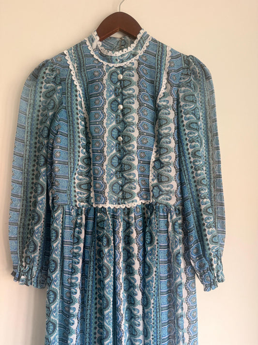 Vintage 1970s Blue Paisley Maxi Dress – Dacron Prairie Dress, Lace Trim High Neck, Cottagecore Folk Dress