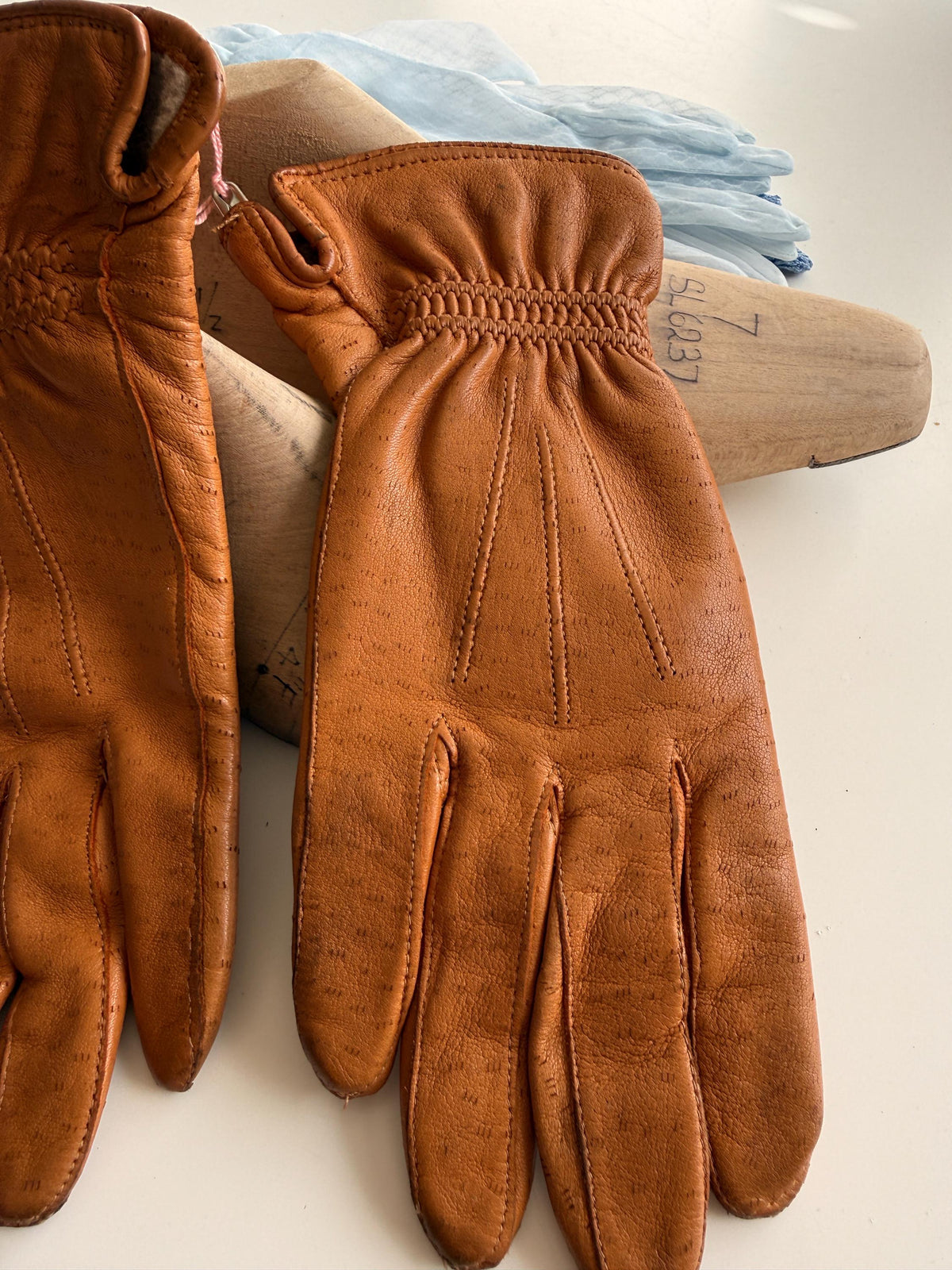 Vintage Tan Leather Gloves with Gathered Wrists and Fleecy Lining