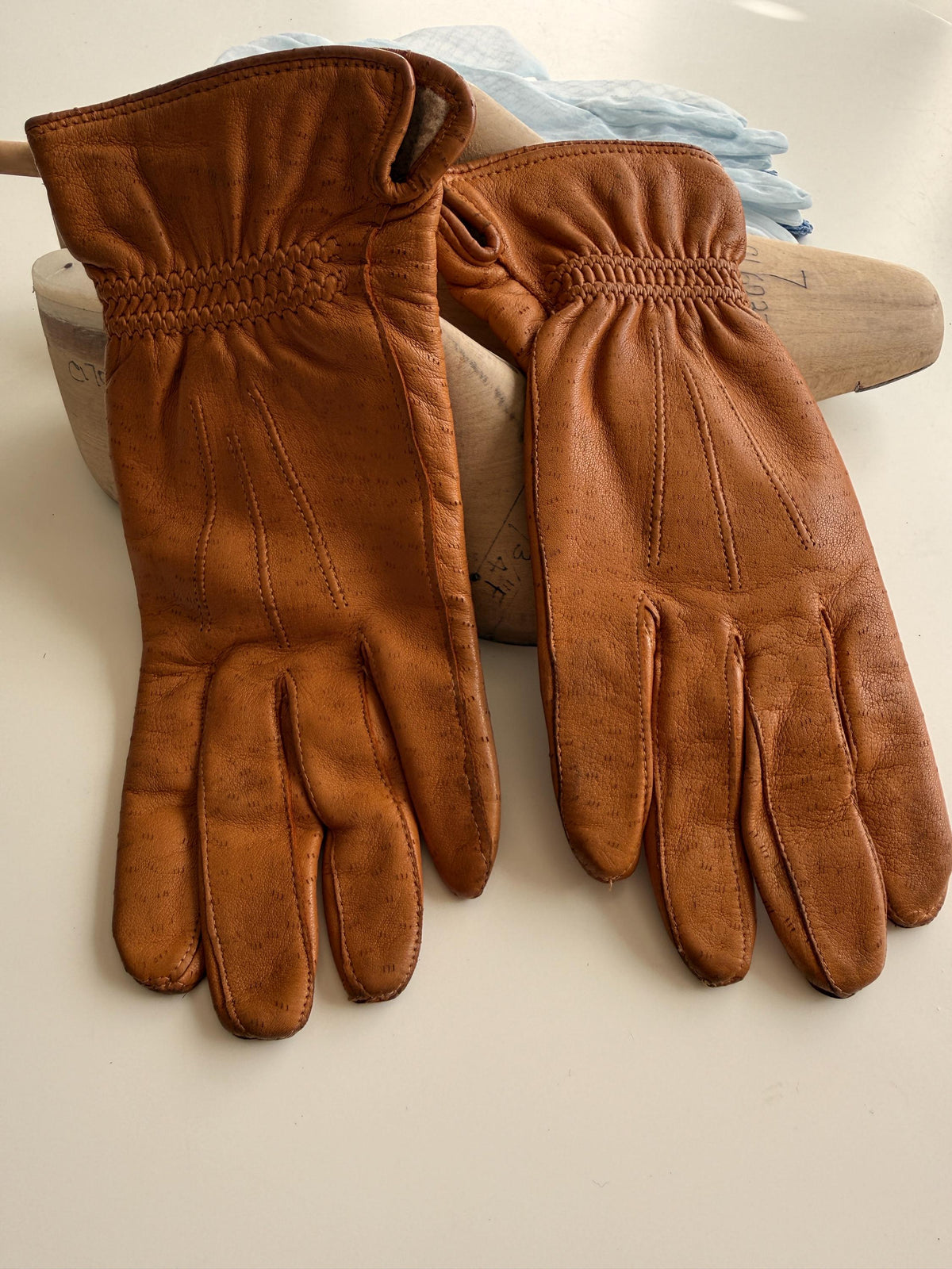 Vintage Tan Leather Gloves with Gathered Wrists and Fleecy Lining