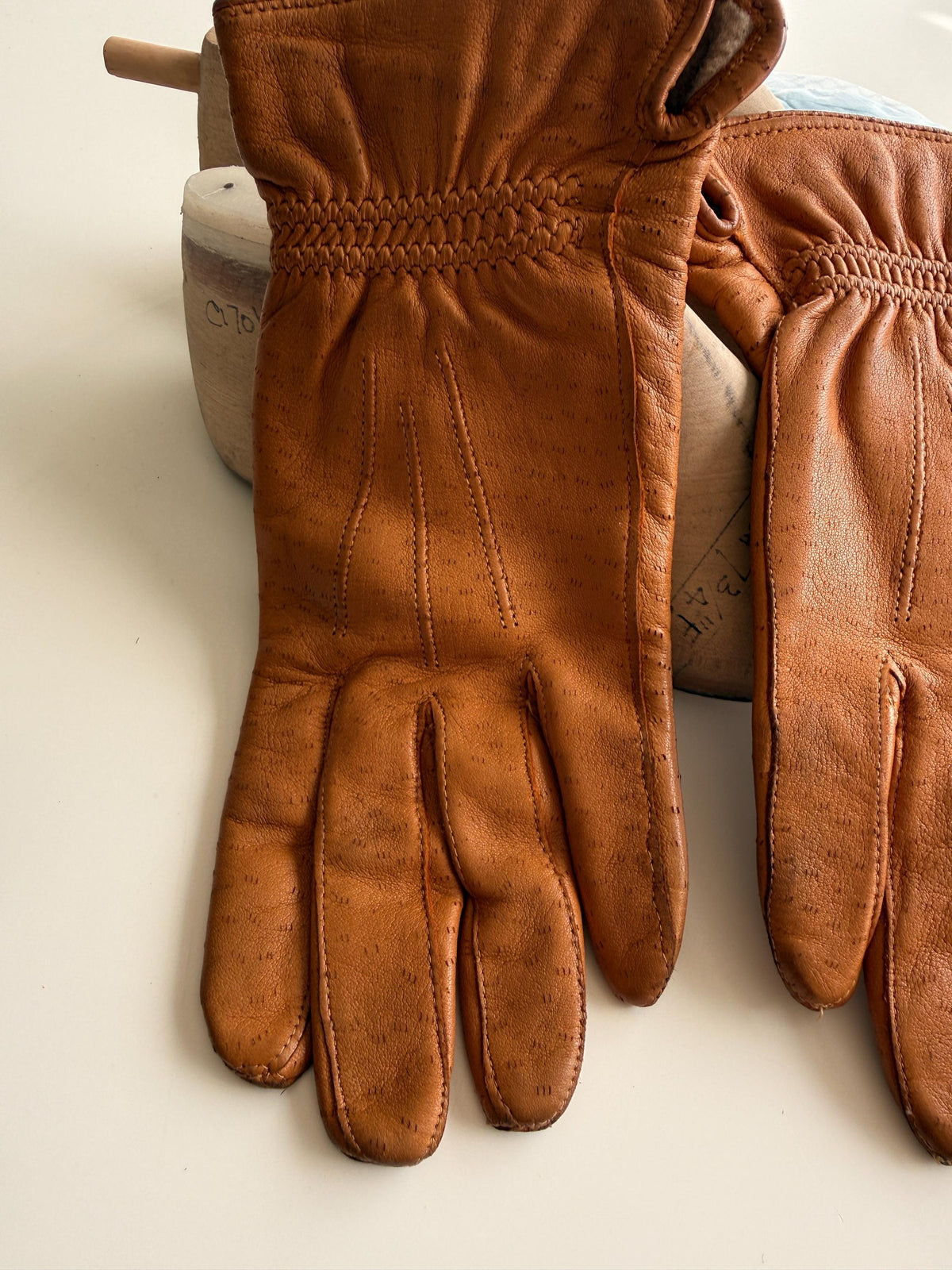 Vintage Tan Leather Gloves with Gathered Wrists and Fleecy Lining