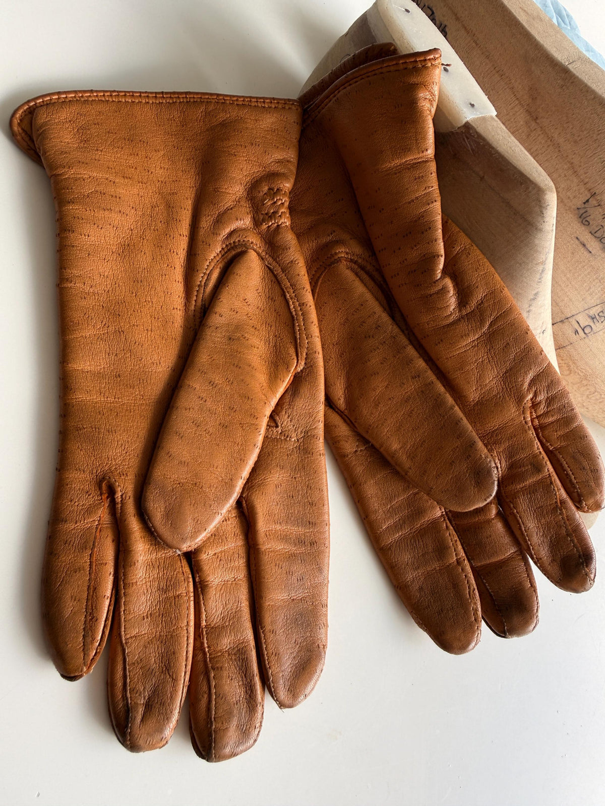 Vintage Tan Leather Gloves with Gathered Wrists and Fleecy Lining