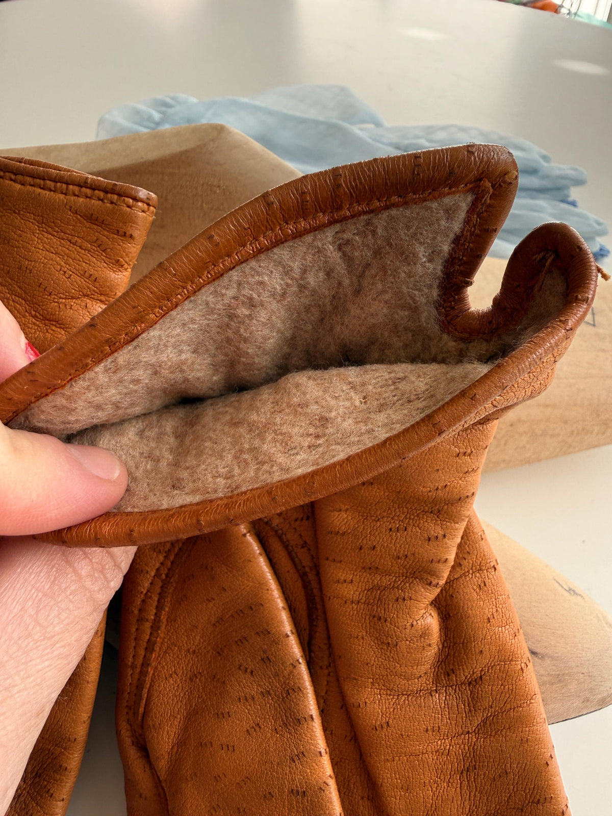 Vintage Tan Leather Gloves with Gathered Wrists and Fleecy Lining