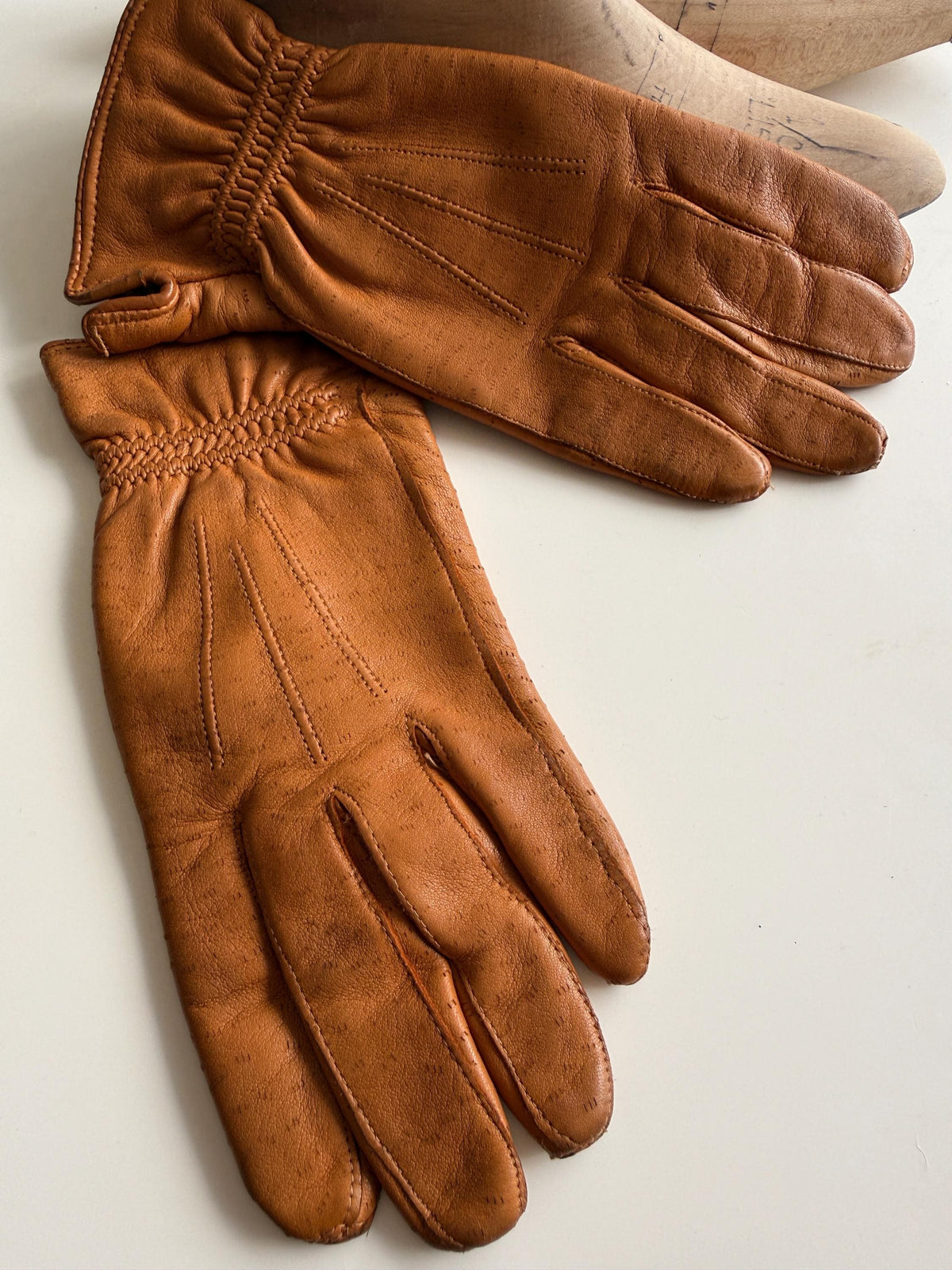 Vintage Tan Leather Gloves with Gathered Wrists and Fleecy Lining
