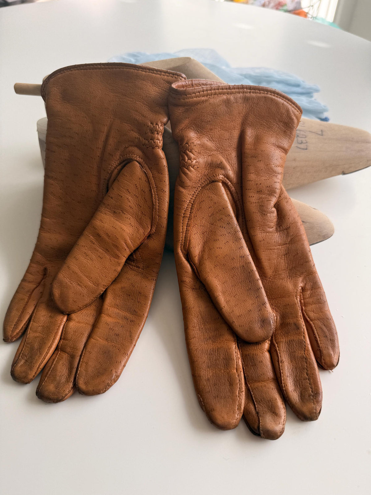 Vintage Tan Leather Gloves with Gathered Wrists and Fleecy Lining