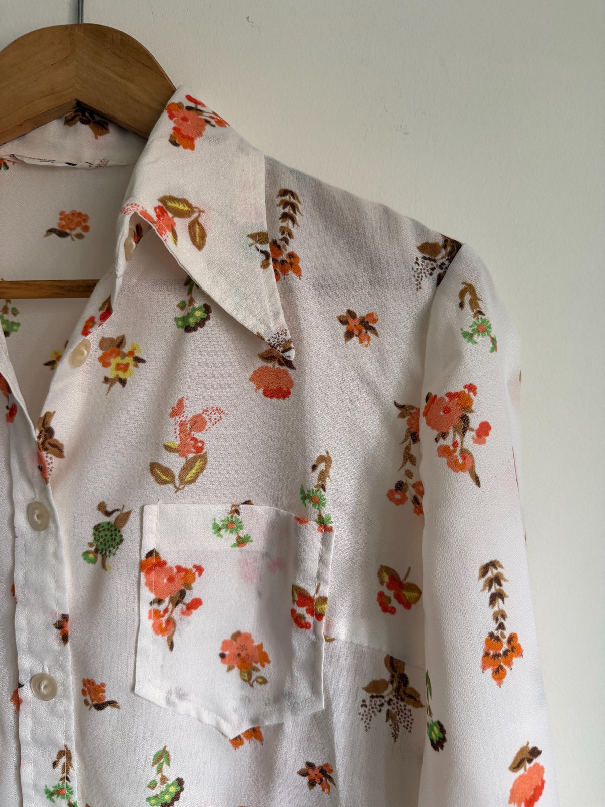 Vintage 1970s Floral Blouse – Cream Button Front Shirt with Orange Flowers and Pointed Collar