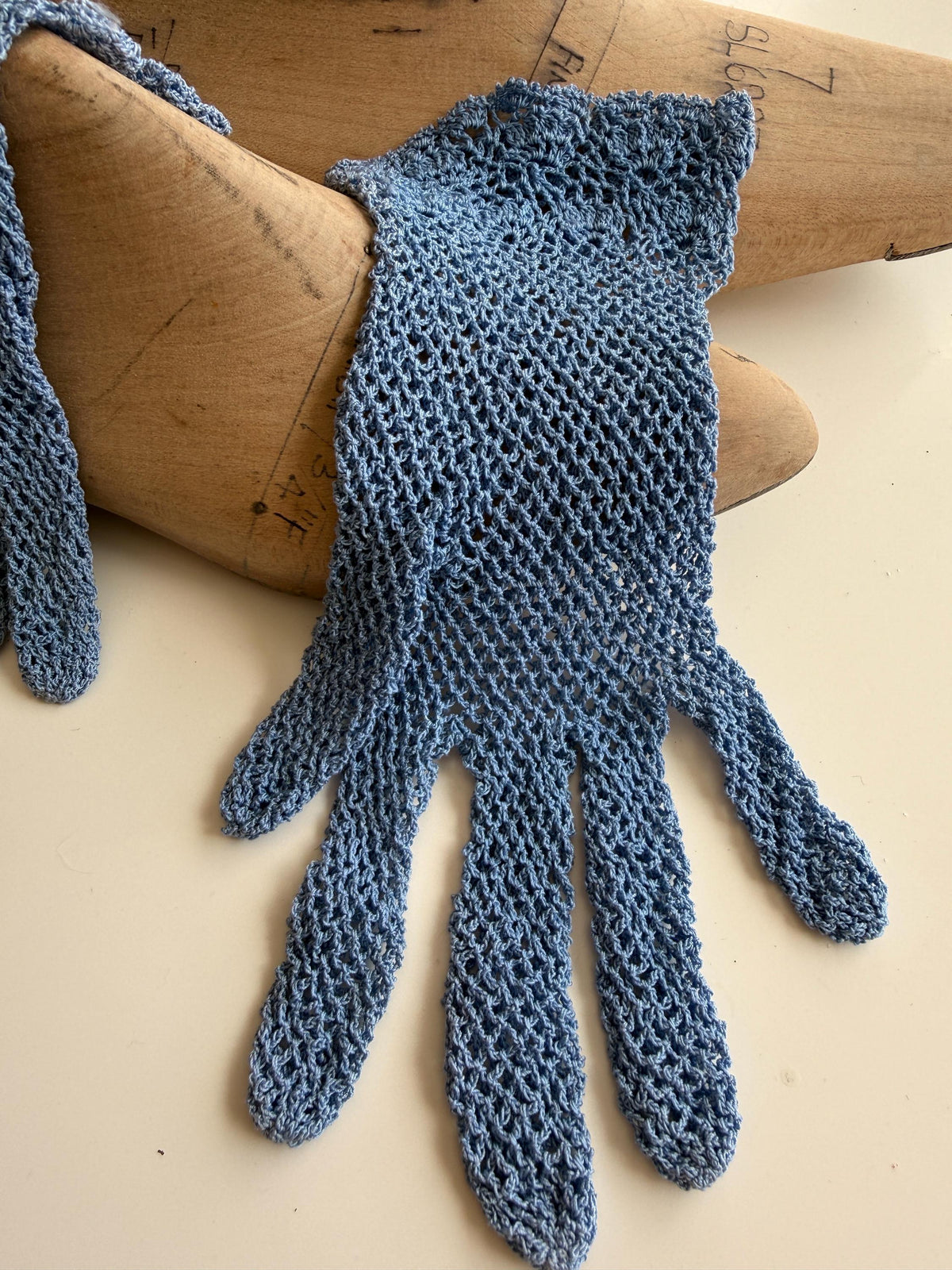 Vintage Blue Crochet Gloves – Floral Cuffs, Scalloped Edges, Openwork Lace Occasion Accessories