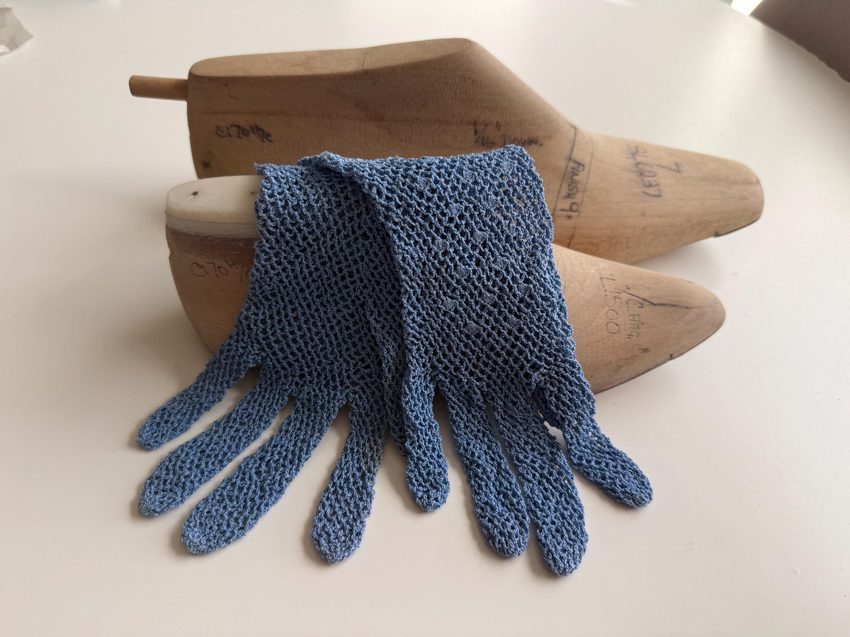 Vintage Blue Crochet Gloves – Floral Cuffs, Scalloped Edges, Openwork Lace Occasion Accessories