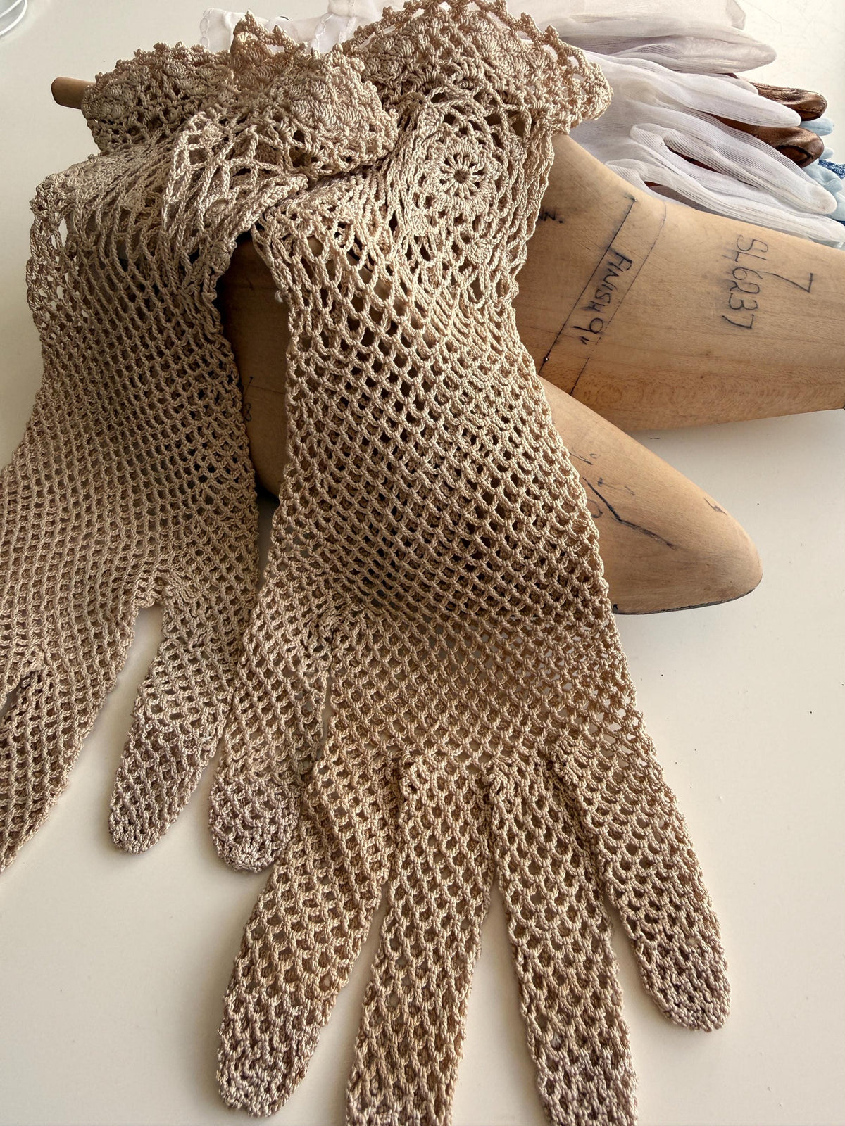 Vintage Beige Crochet Gloves – Floral Lace Cuffs, Scalloped Trim, Openwork Occasion Accessories