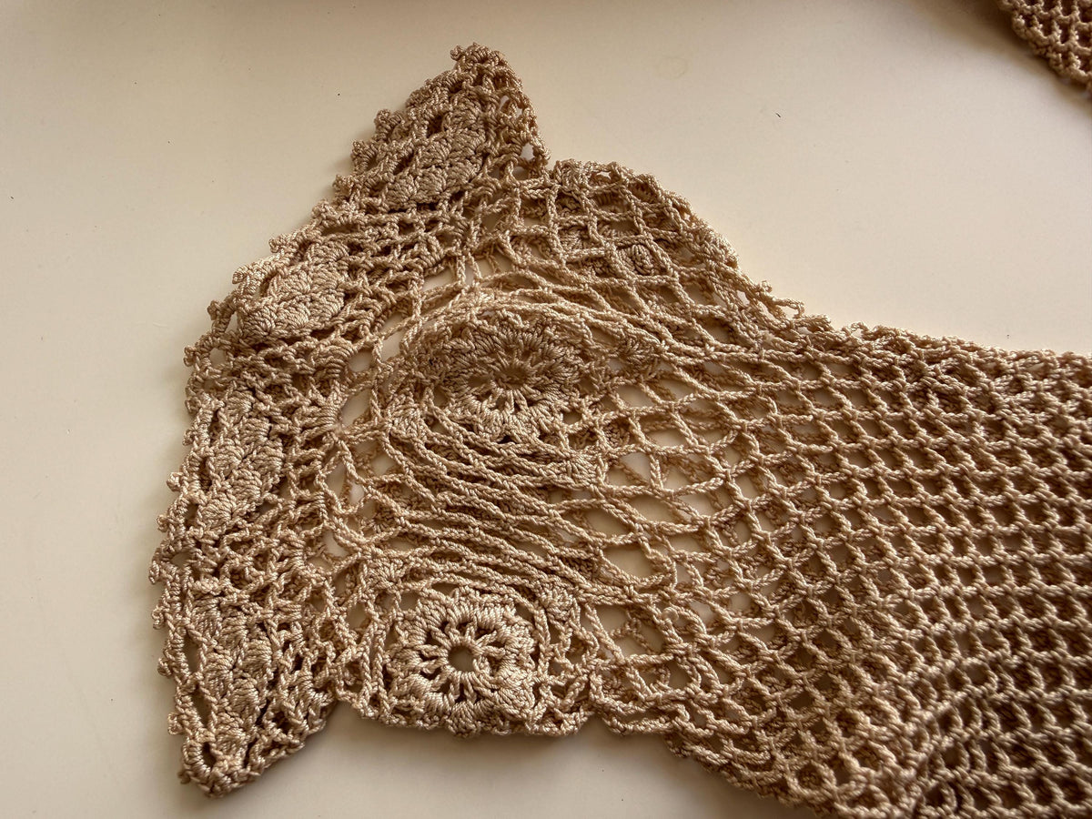 Vintage Beige Crochet Gloves – Floral Lace Cuffs, Scalloped Trim, Openwork Occasion Accessories